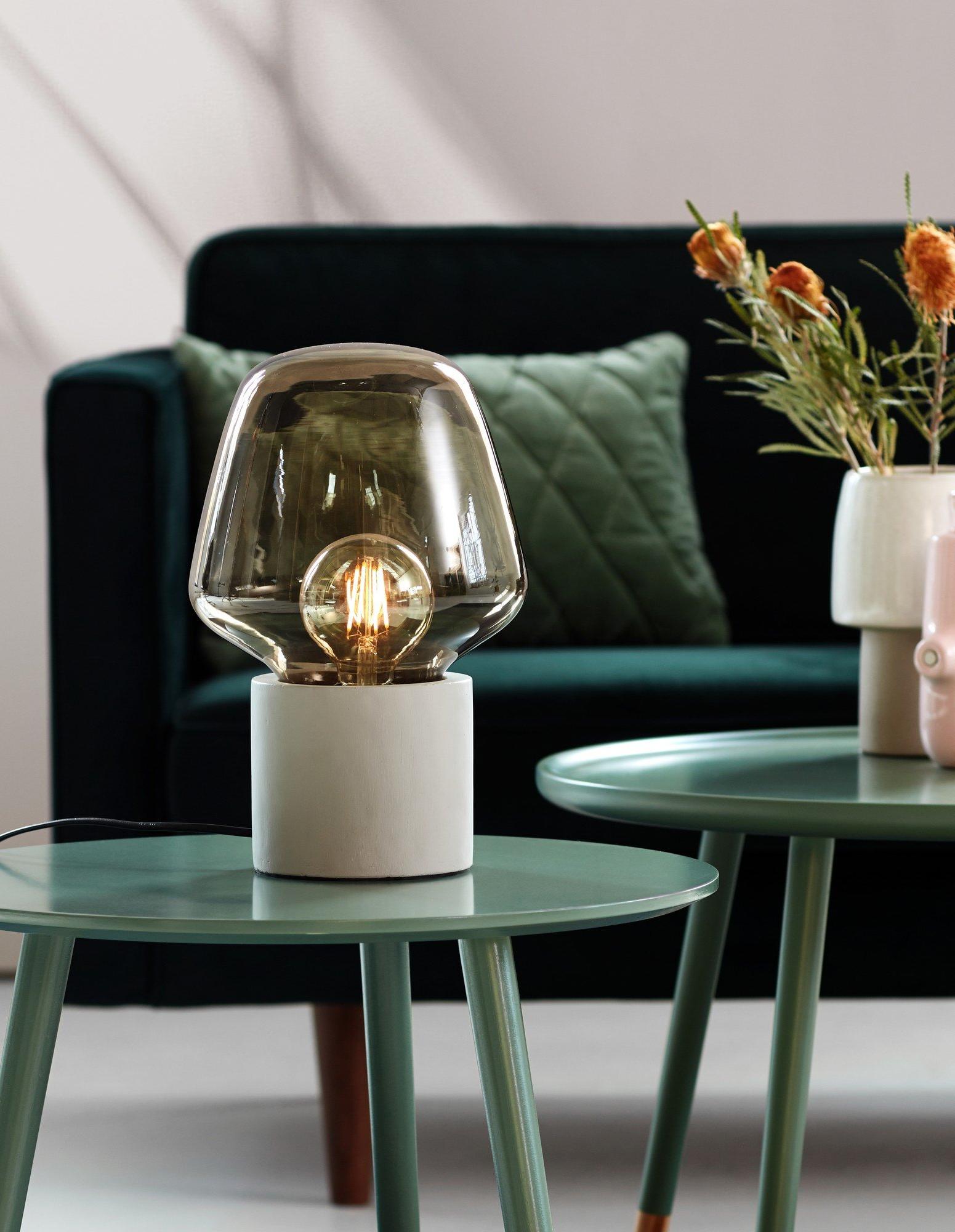 Lampa stołowa Christina szara betonowa podstawa i szklany dymiony klosz - skandynawski loft