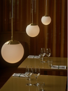 Lampa wisząca mleczna kula Grant 15 cm - pojedyncza z złotymi dodatkami, Nordlux Lampa wisząca mleczna kula Grant 15 cm - pojedyncza z złotymi dodatkami, Nordlux