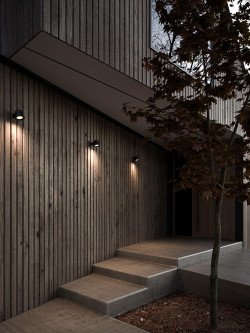 Nowoczesny czarny kinkiet na elewację Aleria, metalowy mały reflektorek z IP44