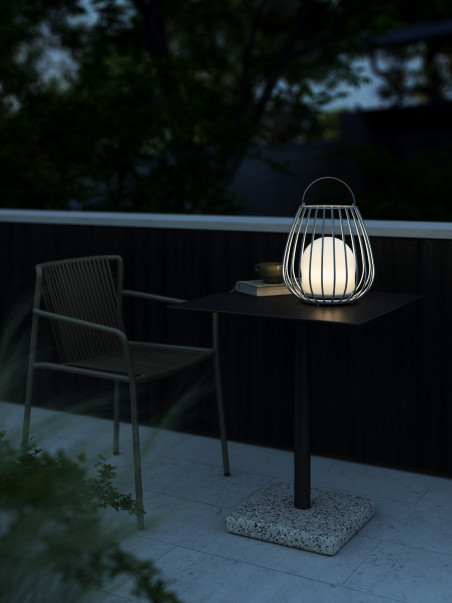 Poręczna lampa zewnętrzna LED Jim To-Go kula w szarej klatce, ściemnialna, ładowana USB, IP54 Poręczna lampa zewnętrzna LED Jim To-Go kula w szarej klatce, ściemnialna, ładowana USB, IP54