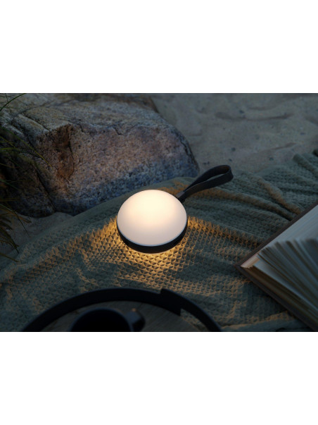 Przenośna mała lampka ogrodowa Bring To-Go czarna z zawieszką, ładowana USB, wodoszczelna IP54 Przenośna mała lampka ogrodowa Bring To-Go czarna z zawieszką, ładowana USB, wodoszczelna IP54