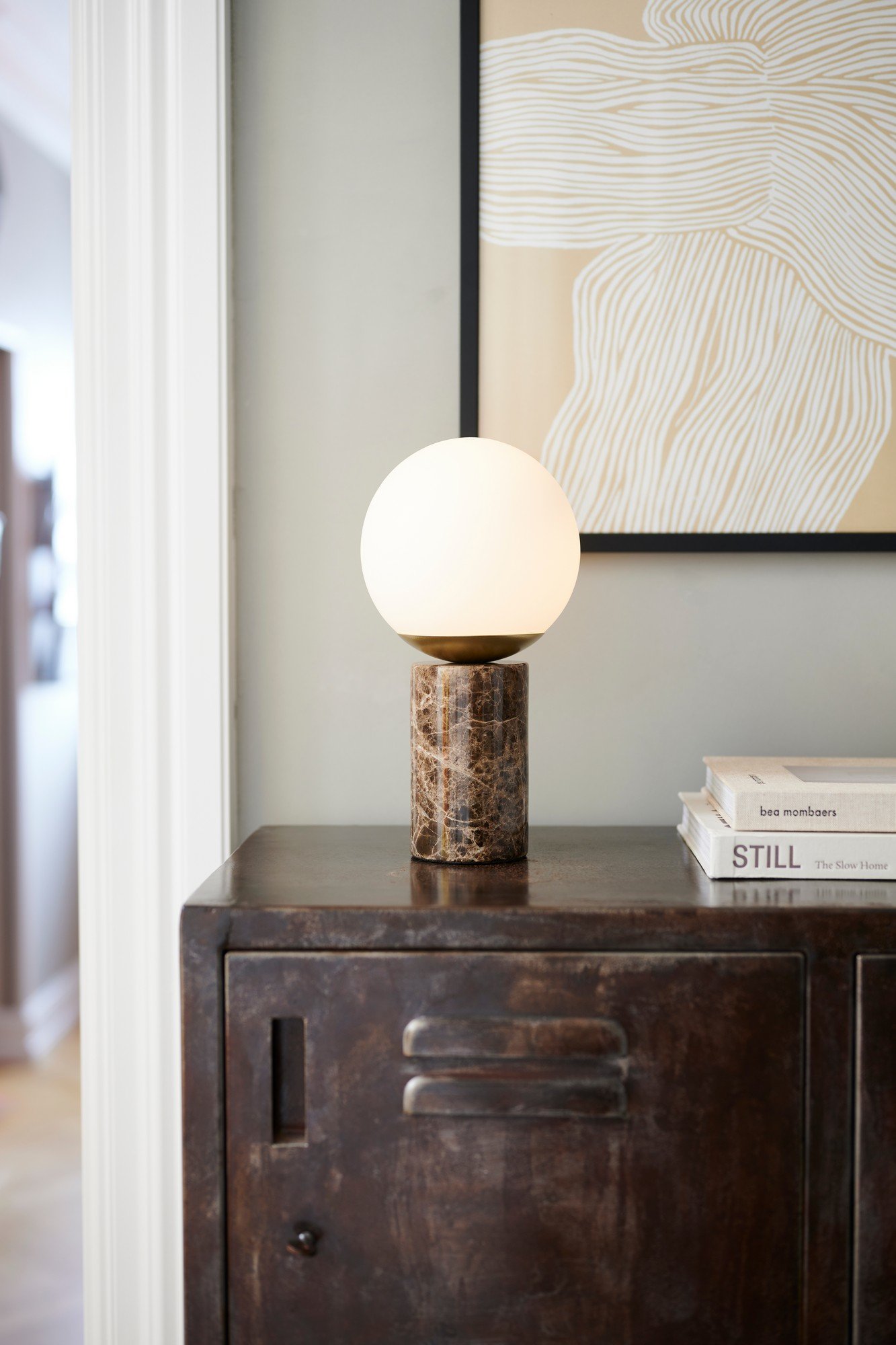 Lampa stołowa kula szklana Lilly na kamiennej marmurowej brązowej podstawie - Nordlux
