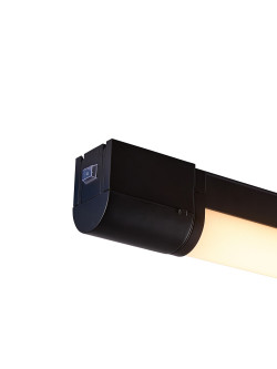 Pionowy czarny kinkiet łazienkowy Malakia LED 6W przy lustrze, z wbudowanym gniazdkiem IP44 3000K