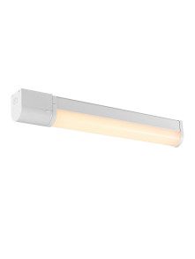 Pionowy biały kinkiet łazienkowy Malakia LED 6W obok lustra, z wbudowanym gniazdkiem IP44 3000K