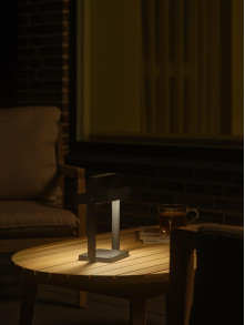 Czarna lampka na balkon Saulio LED - solarny halogen z ładowarką USB, IP44 Czarna lampka na balkon Saulio LED - solarny halogen z ładowarką USB, IP44