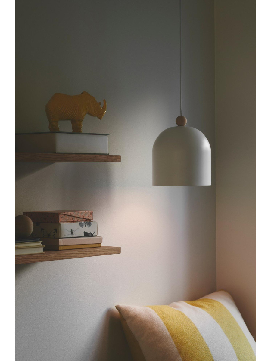 Skandynawska lampa wisząca Gaston - biały metalowy klosz i drewniany dodatek kulka