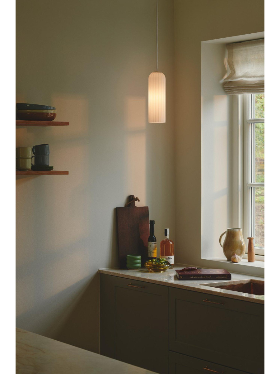 Szklana lampa wisząca Miella - z ryflowanym mlecznym kloszem w kształcie tuby
