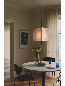 Piękna lampa wisząca Tinto z trójkątnym beżowym materiałowym abażurem - nad stolik Piękna lampa wisząca Tinto z trójkątnym beżowym materiałowym abażurem - nad stolik
