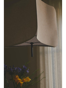 Piękna lampa wisząca Tinto z trójkątnym beżowym materiałowym abażurem - nad stolik Piękna lampa wisząca Tinto z trójkątnym beżowym materiałowym abażurem - nad stolik