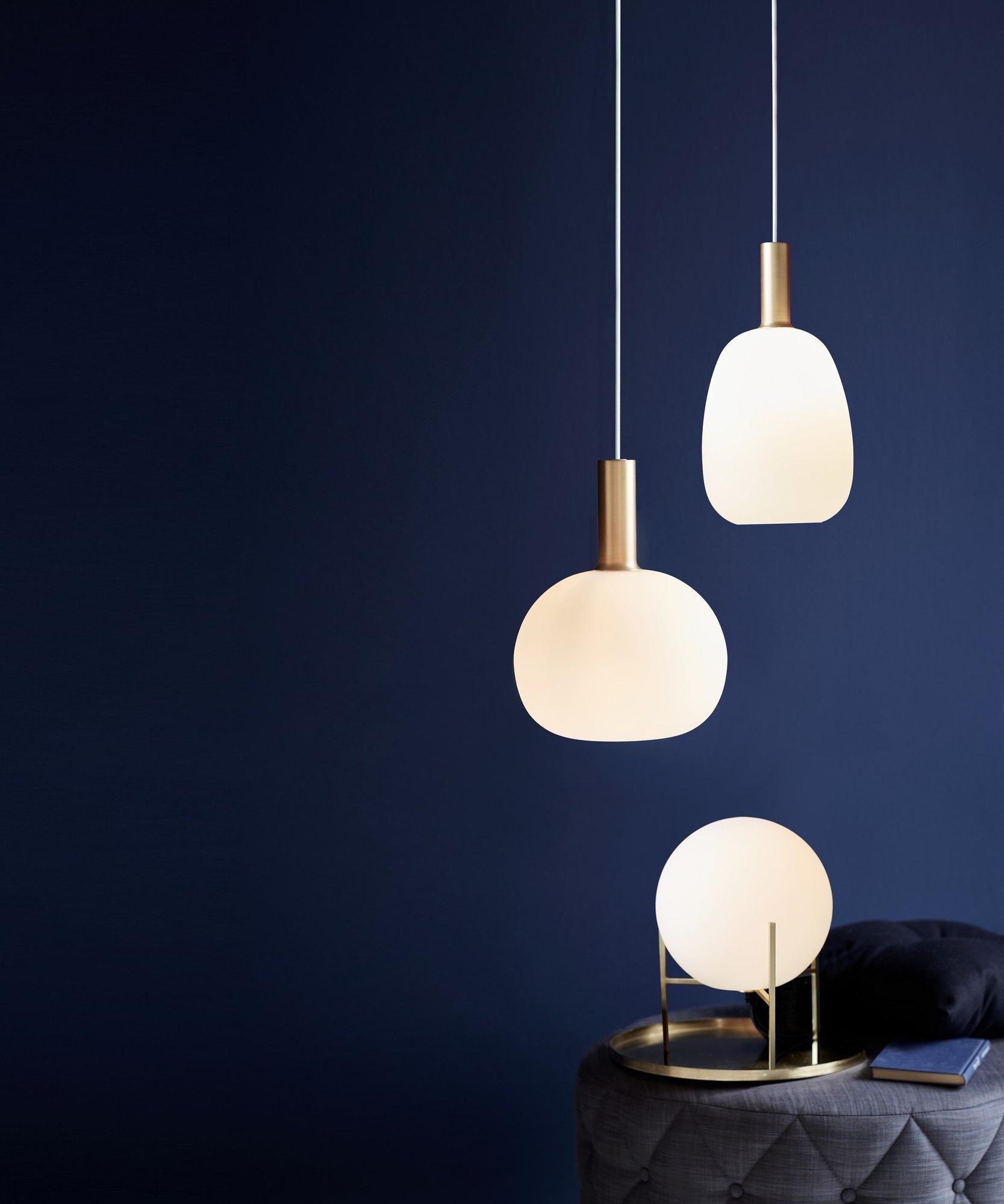 Lampa wisząca Alton 23 - klosz gruszka z mlecznego szkła, złote dodatki