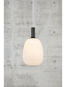 Lampa wisząca Alton 23 - klosz gruszka z mlecznego szkła, złote dodatki Lampa wisząca Alton 23 - klosz gruszka z mlecznego szkła, złote dodatki