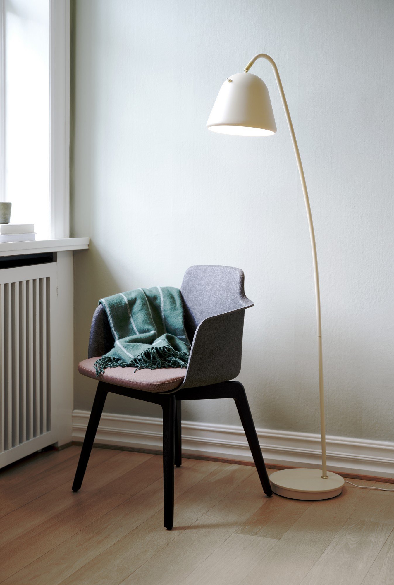 Beżowa lampa stojąca podłogowa Fleur 24, metalowy klosz dzwon, retro skandynawska, regulowana