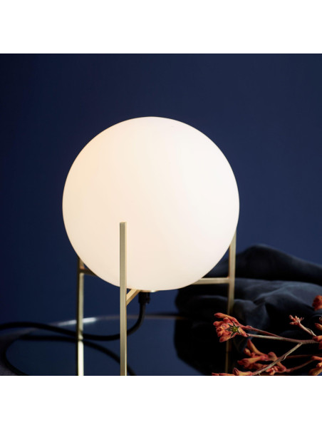 Elegancka lampa stołowa Alton 20 cm biała kula na złotym stelażu - art deco