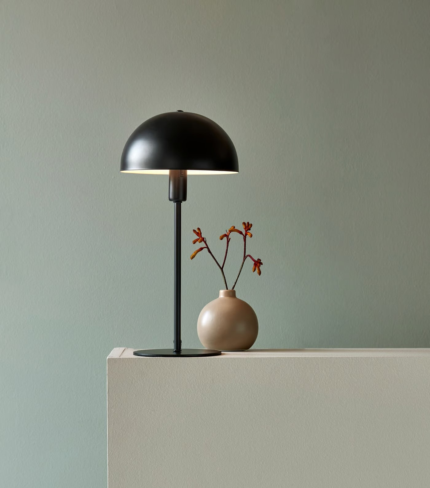 Czarna nowoczesna lampa stołowa Ellen 20 - półokrągły metalowy klosz