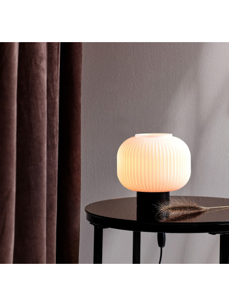 Czarna elegancka lampa stołowa Milford biały kulisty szklany klosz otwarty u góry - Nordlux
