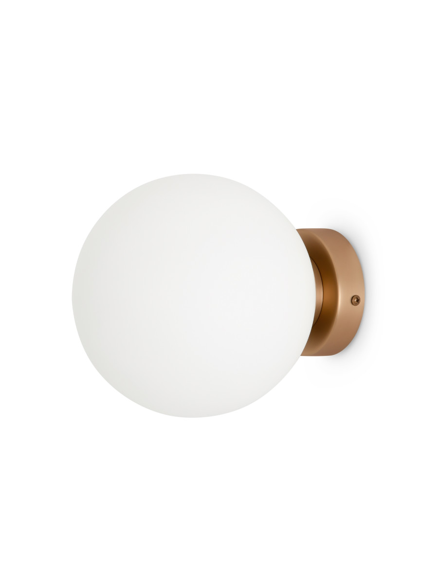 Minimalistyczny złoty kinkiet Basic form do salonu - mlecznobiała szklana kula 18 cm