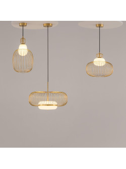 Lampa wisząca Levitation w kolorze mosiądzu - ażurowy klosz z kulą ze szkła mlecznego, 1xG9