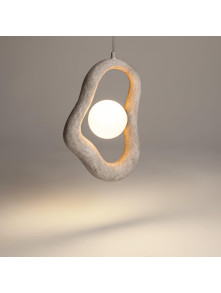 Designerska lampa wisząca Opus w szarości - betonowa rama i mleczna kula Designerska lampa wisząca Opus w szarości - betonowa rama i mleczna kula