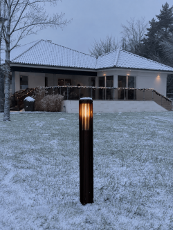 Lampa słupek przed posesją nowoczesna czarna