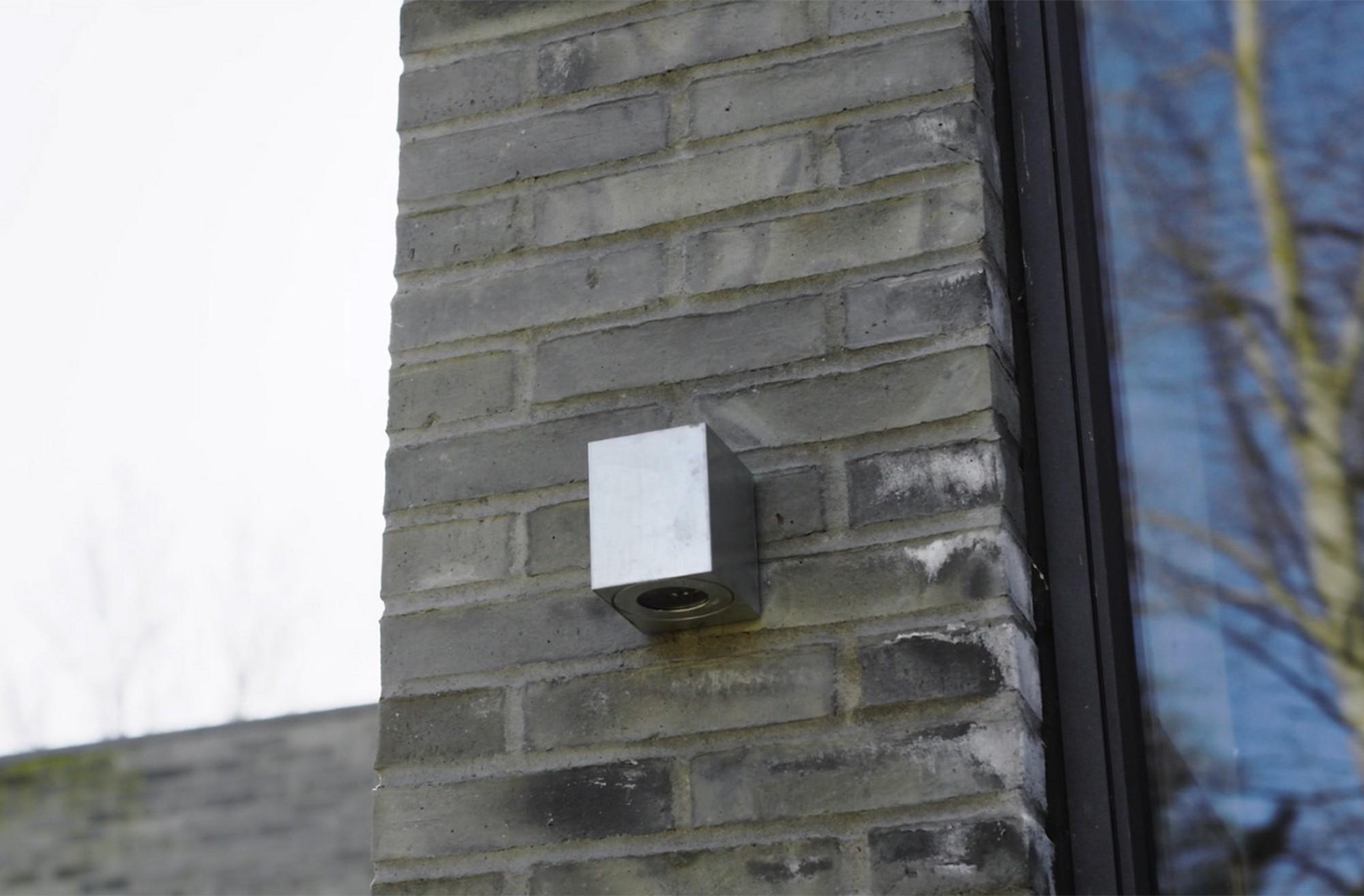 Jaka lampa fasadowa pasuje na szarą elewację
